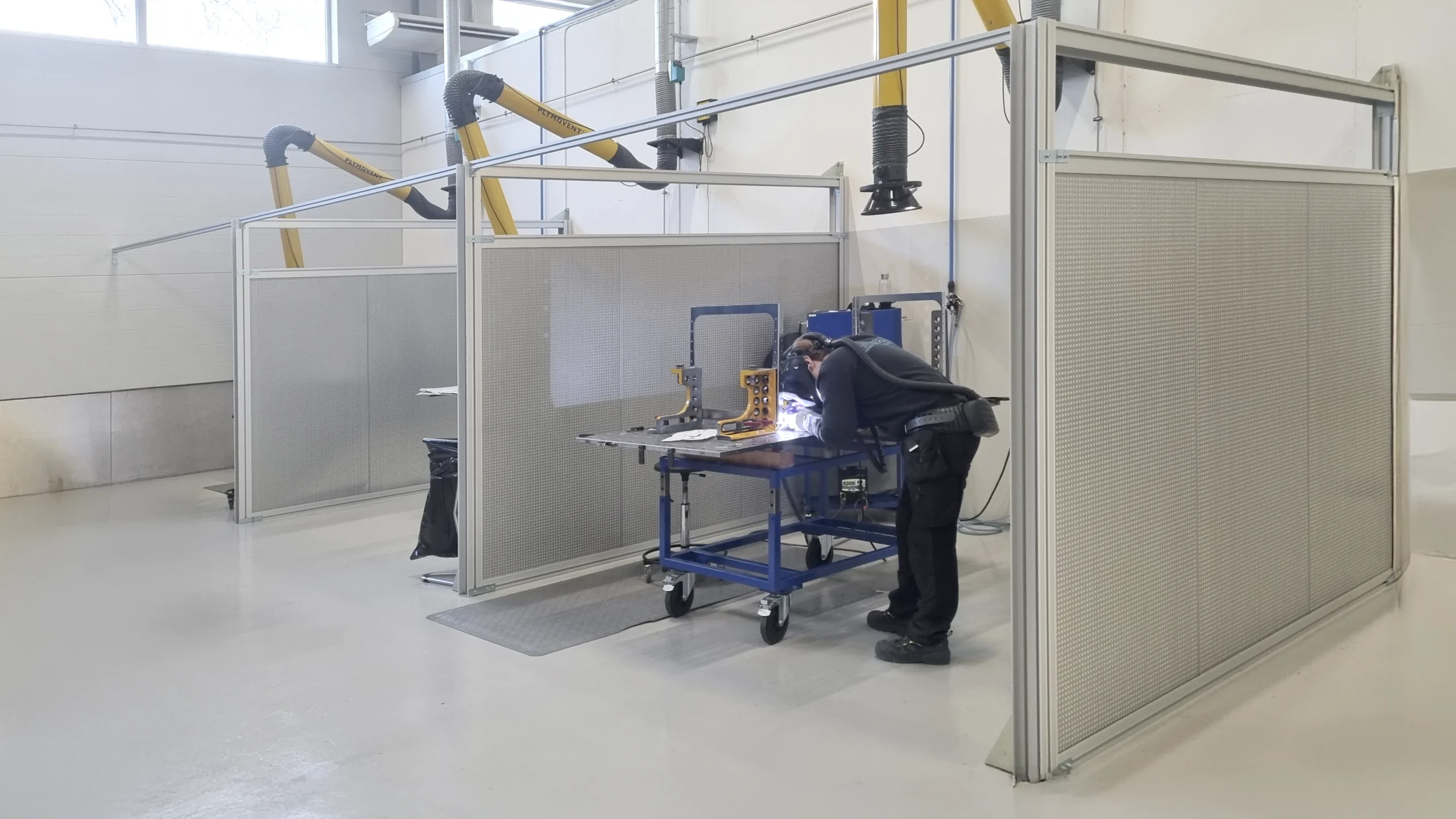 Remeda forbedrer arbeidsmiljøet med lydabsorberende arbeidsplassvegger og takabsorbenter