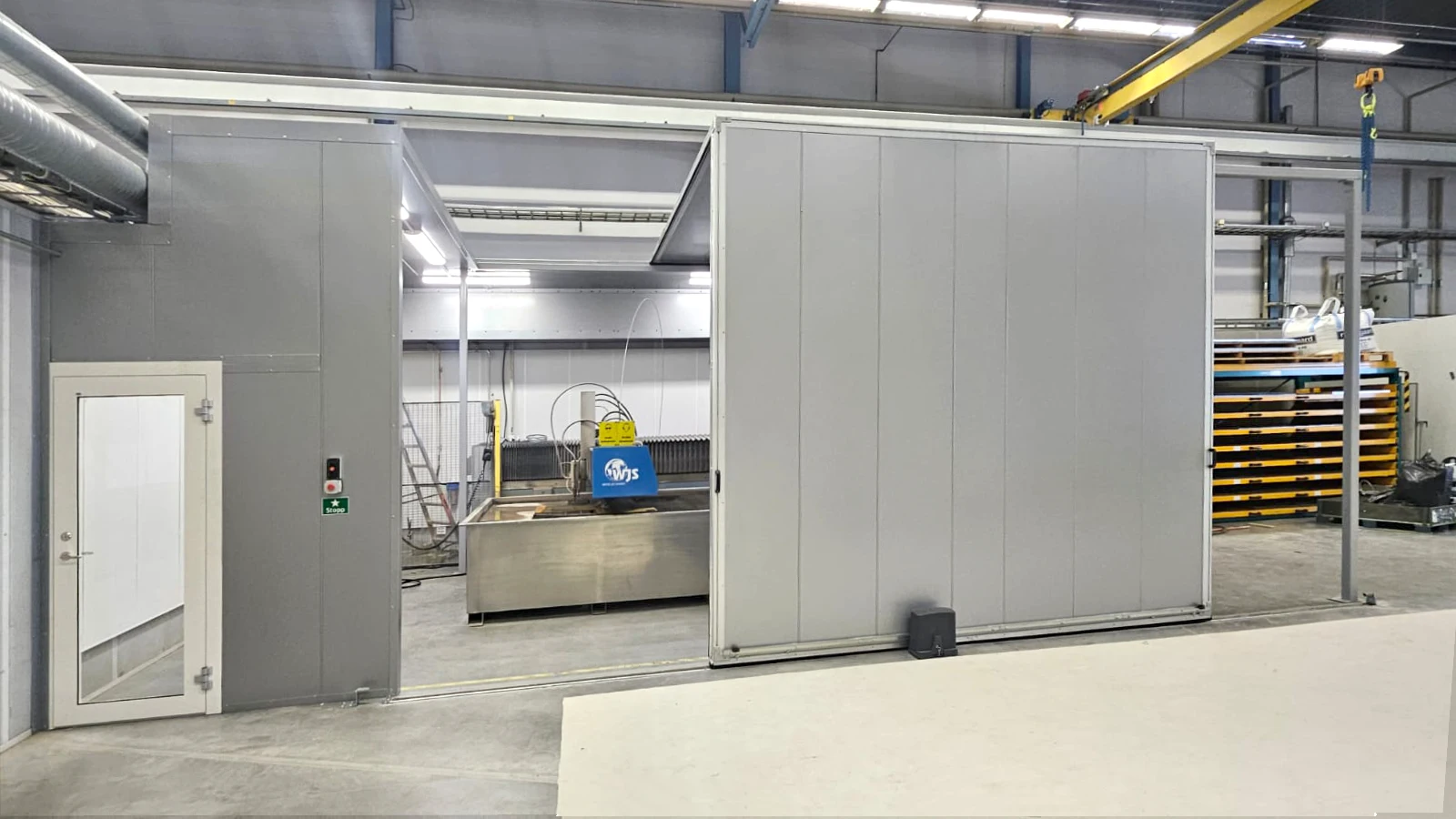 Støykabin for vannskjærmaskin